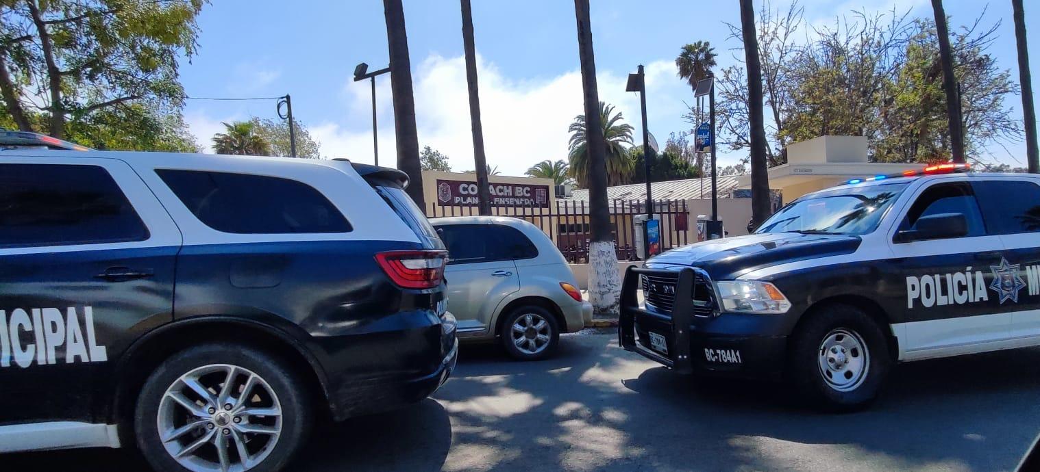 Detienen a menor por portación de arma de fuego y droga en plantel educativo en Ensenada